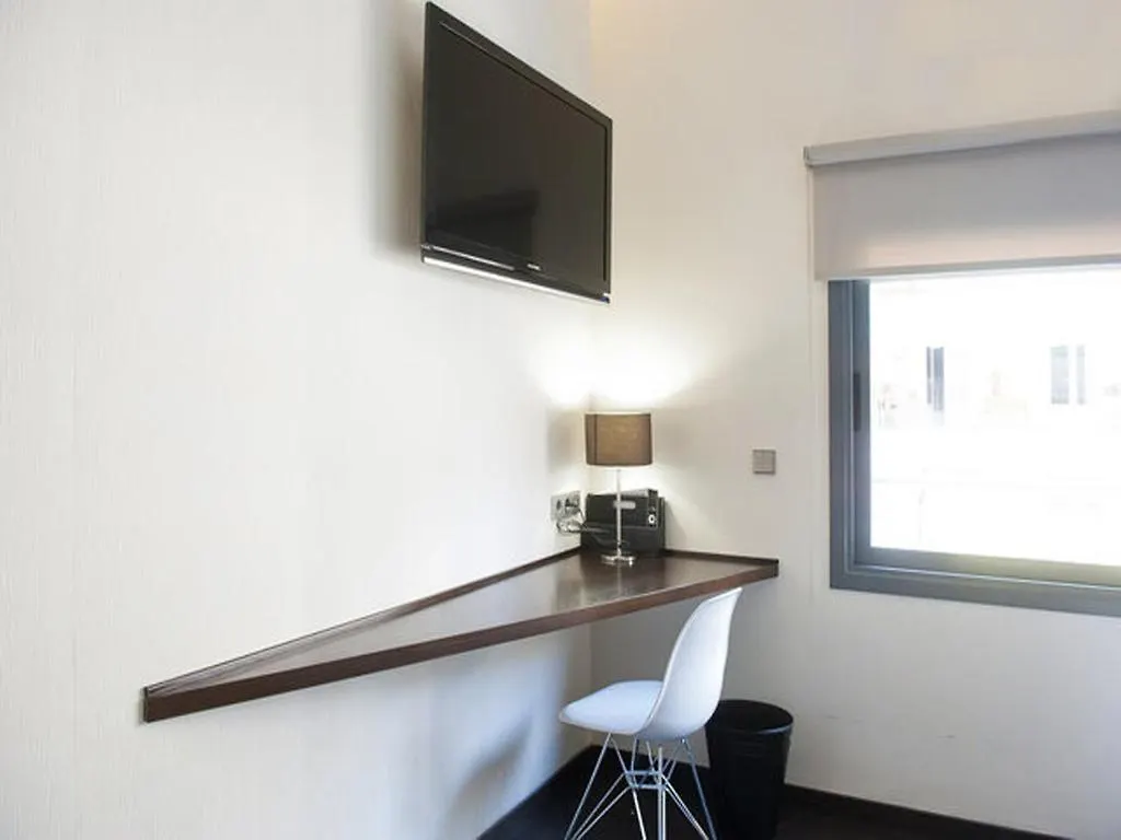 Barcelona Fifteen Central Aparthotel 2*,